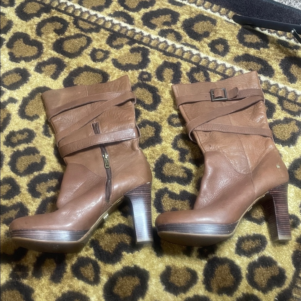 UGG 1014109 Lesley / Decorum Leather Heeled Boots – Women’s 8.5– Chestnut Brown